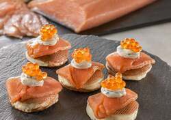 スモークサーモン＆ポテトパンケーキ イクラトッピング
