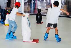 「水も電気も使わないエコスケート！　ウィング久里浜でクリスマスイベント開催」の写真