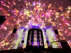 昨年から登場した「魔法の教会（桜の礼拝堂）」では、今季新ストーリー「女王の願いが輝く物語」のプロジェクションマッピングを楽しめます