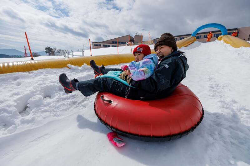 スライディングチューブに乗り、約50ｍのコースを滑走するスリリングな遊具です。