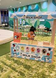 「幕張新都心で親子で楽しむ食育体験イベント「MILK PARK」開催　牛乳屋さんごっこなど」の写真
