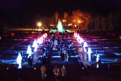 「福岡「国営海の中道海浜公園」でクリスマス　キャンドル1万本の光の地上絵が楽しめる」の写真