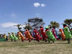 「神奈川県横須賀市のソレイユの丘で恐竜レース！　親子で楽しむ冬の大イベント」の写真