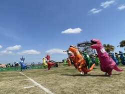 「神奈川県横須賀市のソレイユの丘で恐竜レース！　親子で楽しむ冬の大イベント」の写真