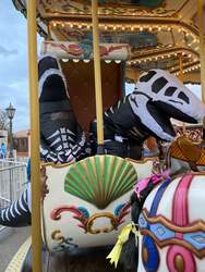 ティラ活アトラクション（メリーゴーランド）の様子