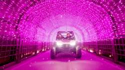 「冬の夜空に輝く光のトンネルをバギーで疾走！ネスタリゾート神戸初のナイトバギー体験」の写真