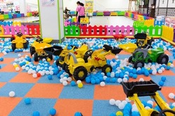 「【関東近郊】雪遊びができる屋内・人工雪スポット6選｜気軽にそり遊びや雪だるま作り」の写真