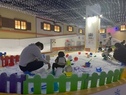 「【関東近郊】雪遊びができる屋内・人工雪スポット6選｜気軽にそり遊びや雪だるま作り」の写真