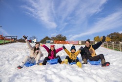 「【関東近郊】雪遊びができる屋内・人工雪スポット6選｜気軽にそり遊びや雪だるま作り」の写真