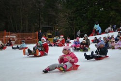 「【関東近郊】雪遊びができる屋内・人工雪スポット6選｜気軽にそり遊びや雪だるま作り」の写真