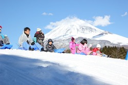 「【関東近郊】雪遊びができる屋内・人工雪スポット6選｜気軽にそり遊びや雪だるま作り」の写真