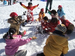 「【関東近郊】雪遊びができる屋内・人工雪スポット6選｜気軽にそり遊びや雪だるま作り」の写真