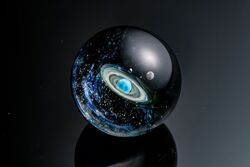 手のひらに広がる宇宙！？感動と驚きの宇宙ガラスPOPUP イベント／ガラスの中に広がる幻想的な世界｜ガラスの中に広がる幻想的な世界