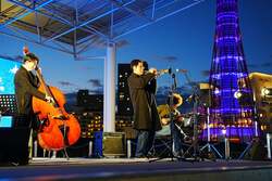 「神戸の夜空を彩る光のクリスマス体験！　ドローンショーとイルミネーション」の写真