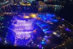 「神戸の夜空を彩る光のクリスマス体験！　ドローンショーとイルミネーション」の写真