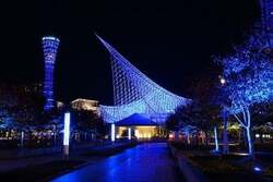 「神戸の夜空を彩る光のクリスマス体験！　ドローンショーとイルミネーション」の写真