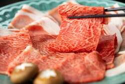 知黒牛と黒豚の食べ比べ