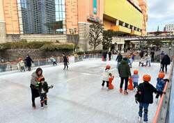 「本物の氷で滑る屋外スケートリンクが海老名中央公園に登場」の写真