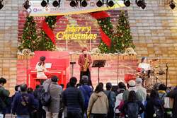 「本物の氷で滑る屋外スケートリンクが海老名中央公園に登場」の写真