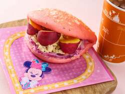 「東京ディズニーランドでミニーマウスの世界を満喫！　夜の特別演出も登場」の写真