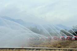 「三重県菰野町で新春恒例の消防出初式！ 　はしご車搭乗など親子で防災体験」の写真