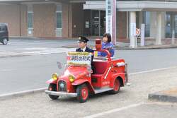 「三重県菰野町で新春恒例の消防出初式！ 　はしご車搭乗など親子で防災体験」の写真