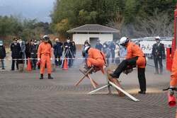 「三重県菰野町で新春恒例の消防出初式！ 　はしご車搭乗など親子で防災体験」の写真