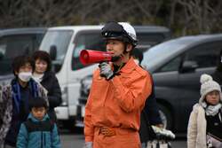 「三重県菰野町で新春恒例の消防出初式！ 　はしご車搭乗など親子で防災体験」の写真