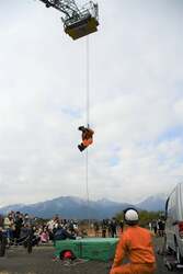 「三重県菰野町で新春恒例の消防出初式！ 　はしご車搭乗など親子で防災体験」の写真