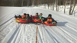 「【2025-2026】札幌で雪遊びができるスポット8選｜スキー場のキッズパーク＆公園も」の写真
