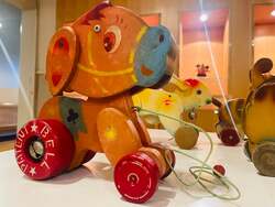 「東京おもちゃ美術館で対話型鑑賞「おしゃべり鑑賞会」が初開催！　参加無料」の写真