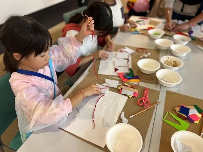 オリジナルクリスマスリースをつくろう！（写真は2024年のワークショップの様子です）