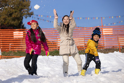 「【関東近郊】雪遊びができる屋内・人工雪スポット6選｜気軽にそり遊びや雪だるま作り」の写真