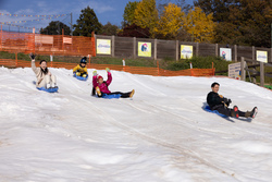 「【関東近郊】雪遊びができる屋内・人工雪スポット6選｜気軽にそり遊びや雪だるま作り」の写真