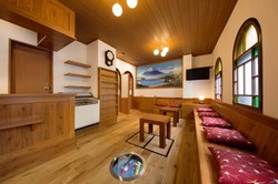 ロビーの足元で泳ぐ鯉はデジタルサイネージで表現。レトロとテクノロジーが融合しています