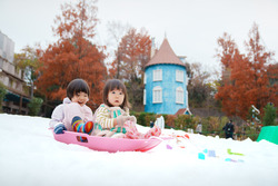 「【関東近郊】雪遊びができる屋内・人工雪スポット6選｜気軽にそり遊びや雪だるま作り」の写真