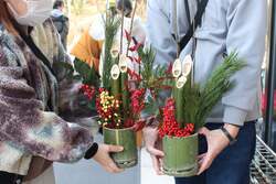 「銀の森で年末イベント「芽でたまつり」開催　特価おせちと正月準備を家族で楽しもう」の写真