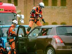 「横浜赤レンガ倉庫で親子で楽しむ消防出初式！　パウ・パトロールやアンパンマン登場」の写真