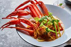 「本ズワイ蟹×タイ料理を満喫！大阪なんばでディナービュッフェ開催　3歳以下は無料」の写真