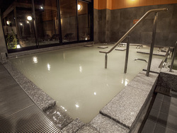 超微細な泡がたっぷり含まれている「絹の湯」（内湯）