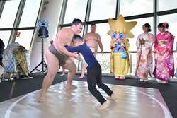 「東京スカイツリータウンでお正月イベント！親子で楽しむ獅子舞や初笑い、グルメも満喫」の写真