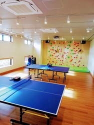 「会議室」では、予約が無い日に限りボルダリングと卓球を無料で楽しめます