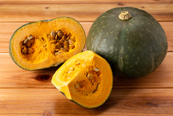 かぼちゃは別名「南瓜（なんきん）」と呼ばれ運気が上がるという由来があります