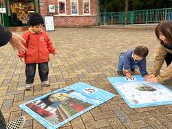 「山梨・富士急ハイランドで巨大かるた大会！　親子で楽しむ新春トーマスイベント開催」の写真