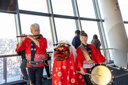 「東京スカイツリータウンでお正月イベント！親子で楽しむ獅子舞や初笑い、グルメも満喫」の写真