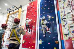 「頑張った小学生の子供を応援！屋内アスレチック施設トンデミで「ごほうび割」スタート」の写真