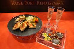 「神戸港でクリスマスナイトクルーズ開催！　親子で船上ディナーとドローンショーを満喫」の写真