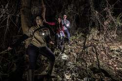 荒々しい岩肌を踏みしめて進んでいく