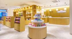 「大阪のカフェに等身大ベイマックスがやってくる！　コラボグミ発売記念イベント開催」の写真