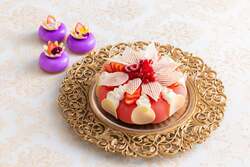 「いちご色のドレス」（右）と「紫のジュエリー」（左上）